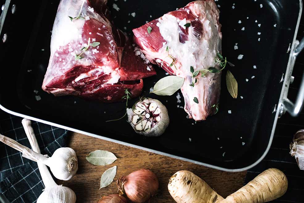 luomu karitsan lihaa paistoastiassa